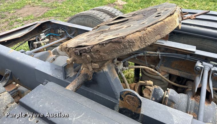 image for item EG6396 1993 International 9400 semi truck