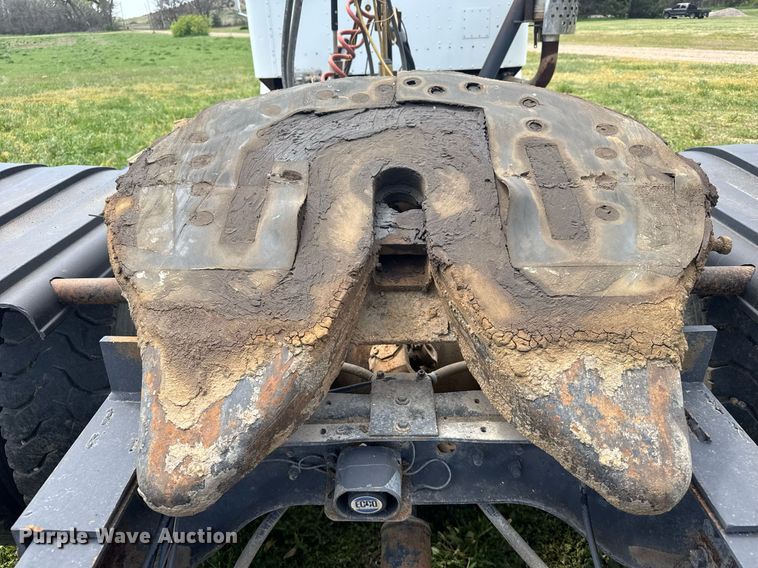 image for item EG6396 1993 International 9400 semi truck