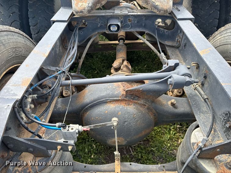 image for item EG6396 1993 International 9400 semi truck