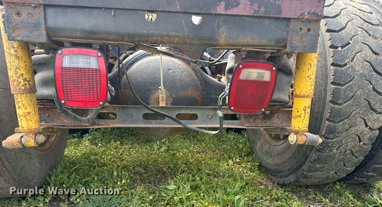 image for item EG6396 1993 International 9400 semi truck