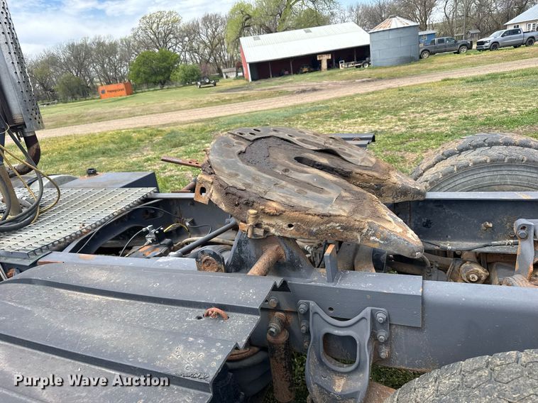 image for item EG6396 1993 International 9400 semi truck