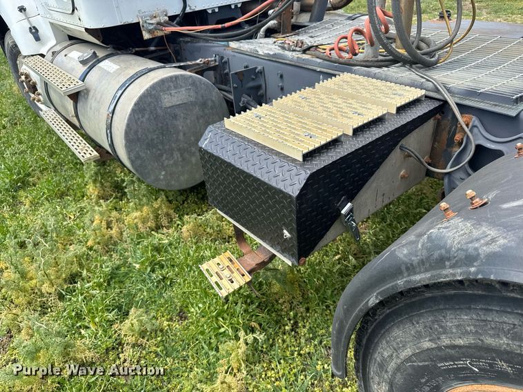 image for item EG6396 1993 International 9400 semi truck