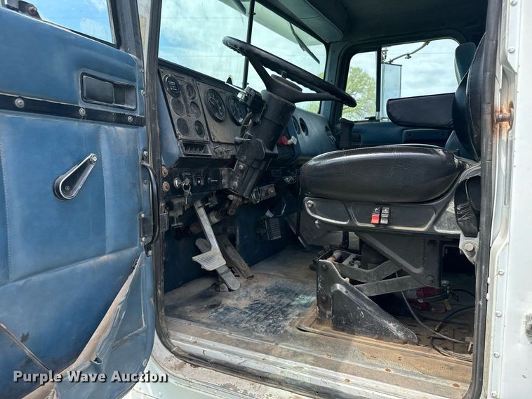 image for item EG6396 1993 International 9400 semi truck