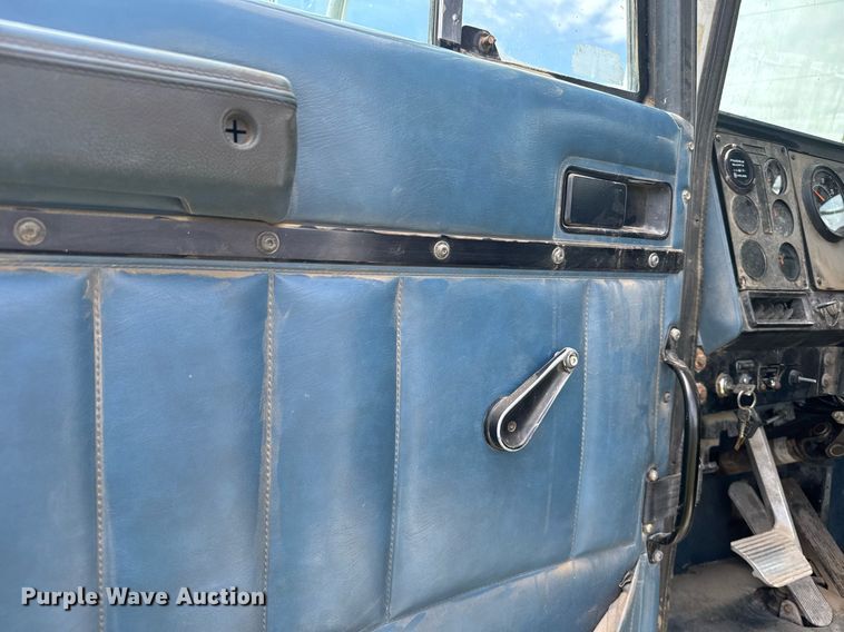 image for item EG6396 1993 International 9400 semi truck