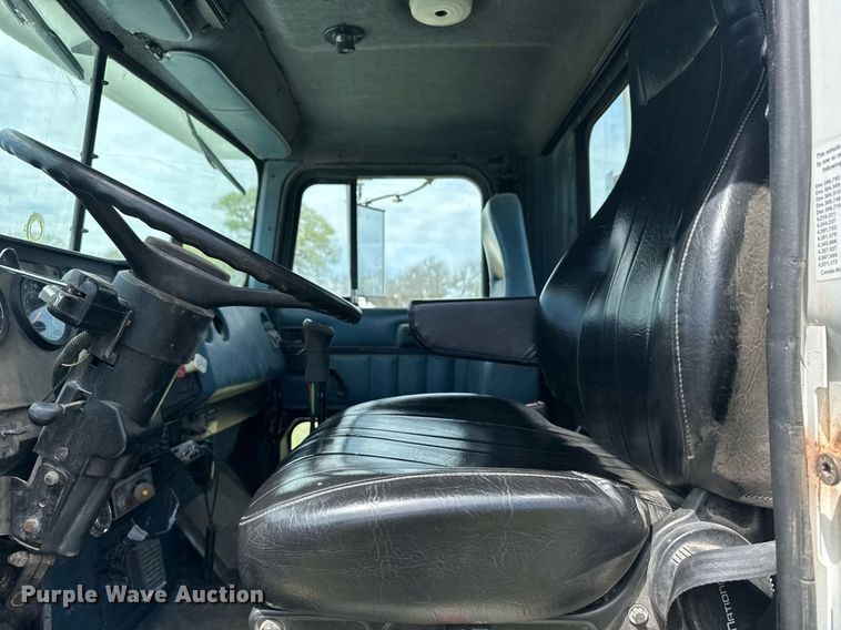 image for item EG6396 1993 International 9400 semi truck