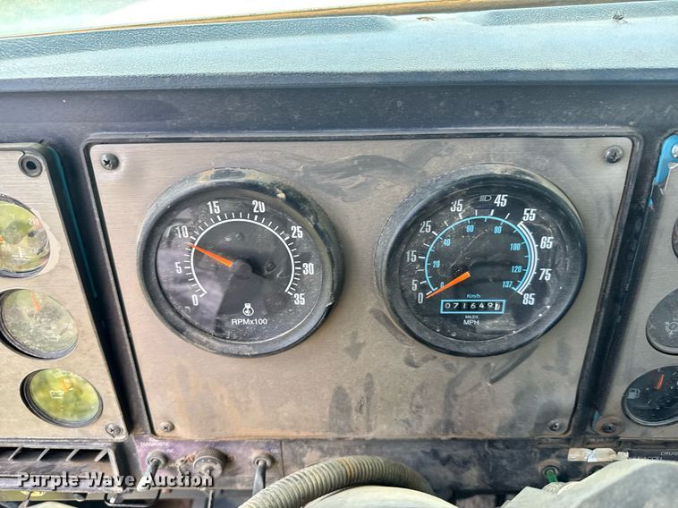 image for item EG6396 1993 International 9400 semi truck