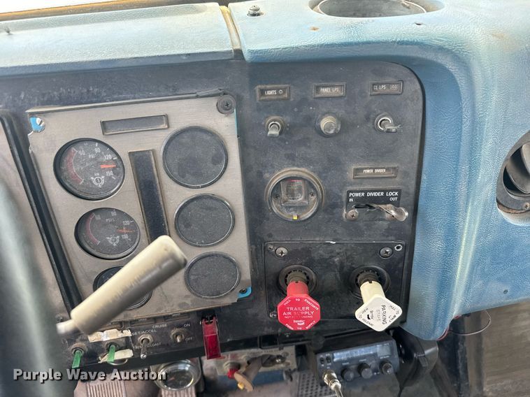 image for item EG6396 1993 International 9400 semi truck