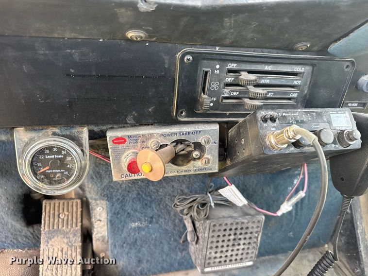 image for item EG6396 1993 International 9400 semi truck