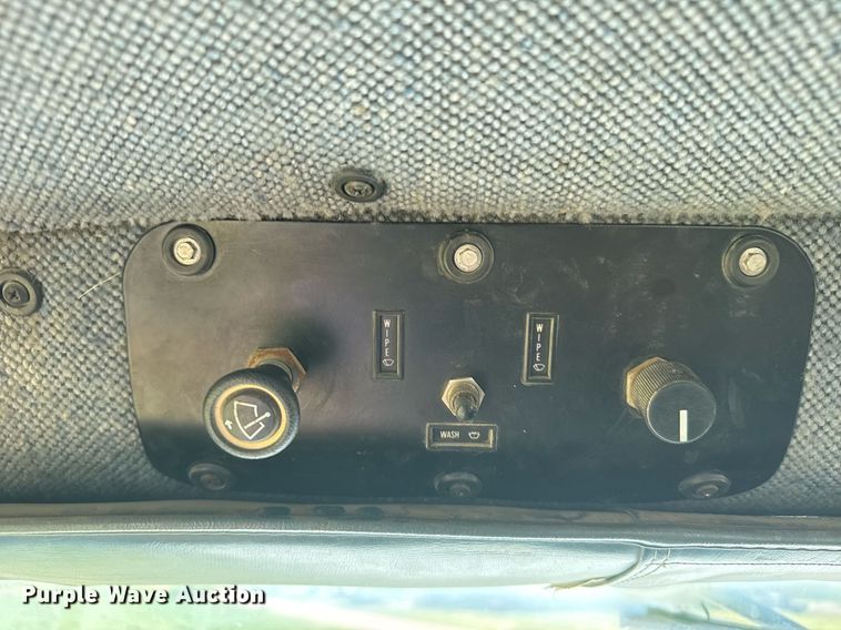 image for item EG6396 1993 International 9400 semi truck