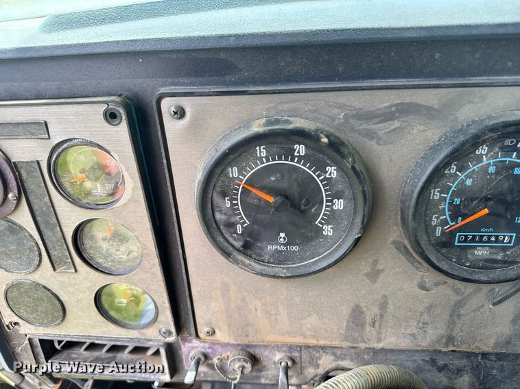 image for item EG6396 1993 International 9400 semi truck