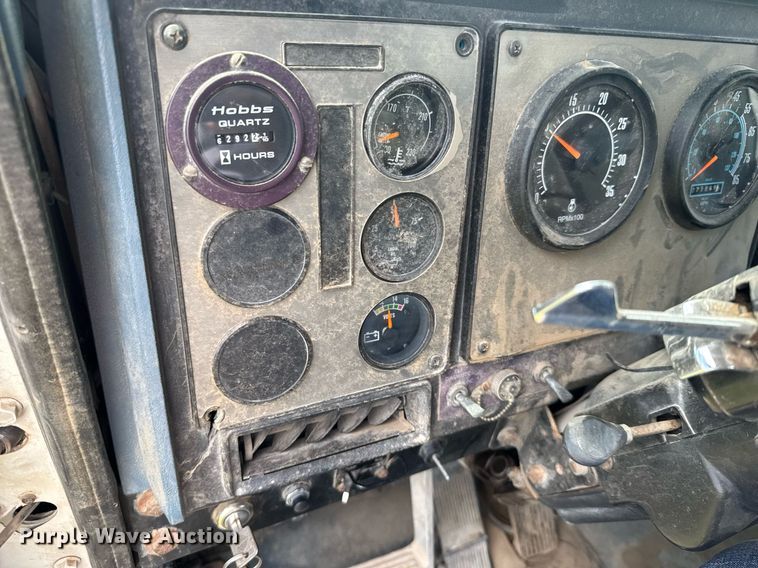 image for item EG6396 1993 International 9400 semi truck