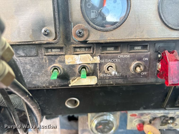 image for item EG6396 1993 International 9400 semi truck