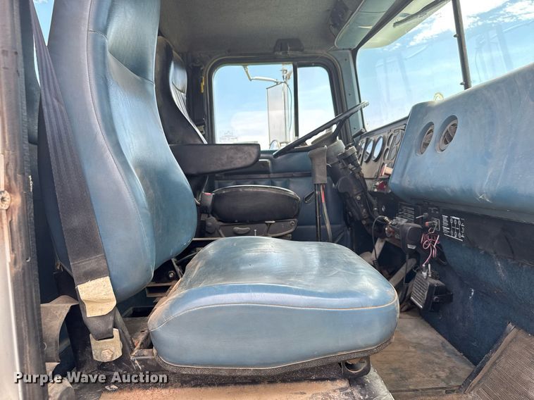 image for item EG6396 1993 International 9400 semi truck