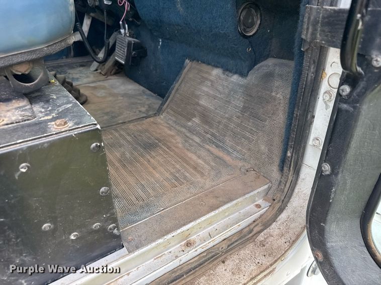 image for item EG6396 1993 International 9400 semi truck