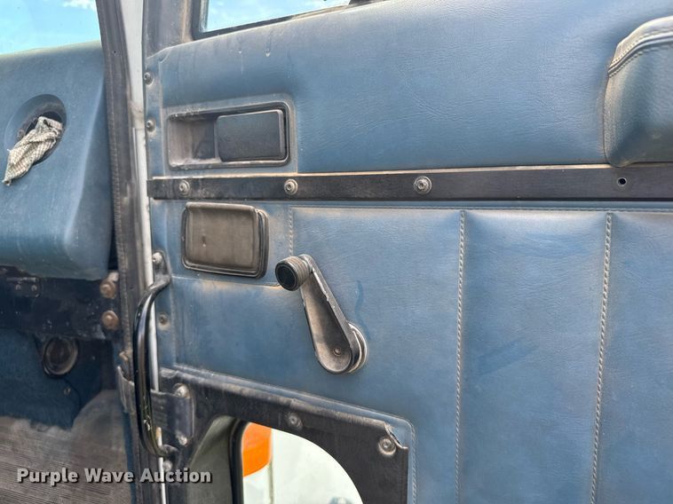 image for item EG6396 1993 International 9400 semi truck