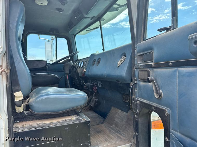 image for item EG6396 1993 International 9400 semi truck