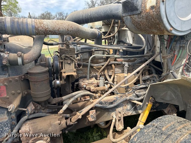 image for item EG6396 1993 International 9400 semi truck