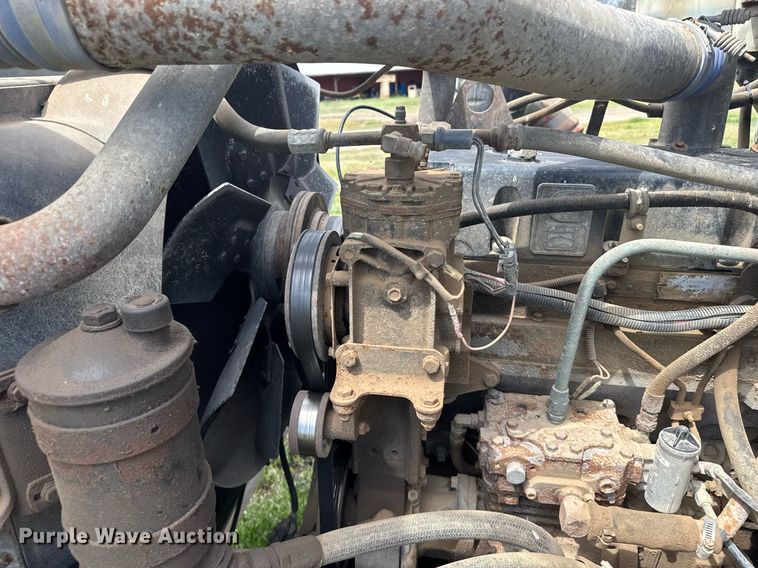 image for item EG6396 1993 International 9400 semi truck