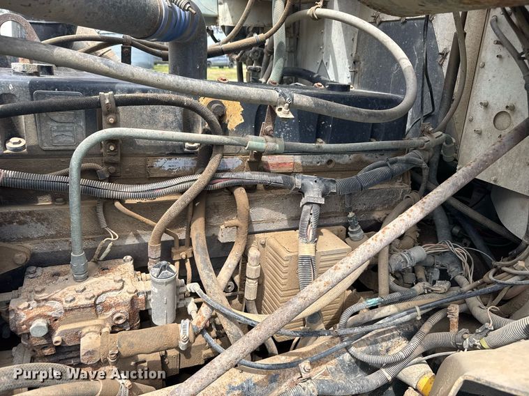 image for item EG6396 1993 International 9400 semi truck