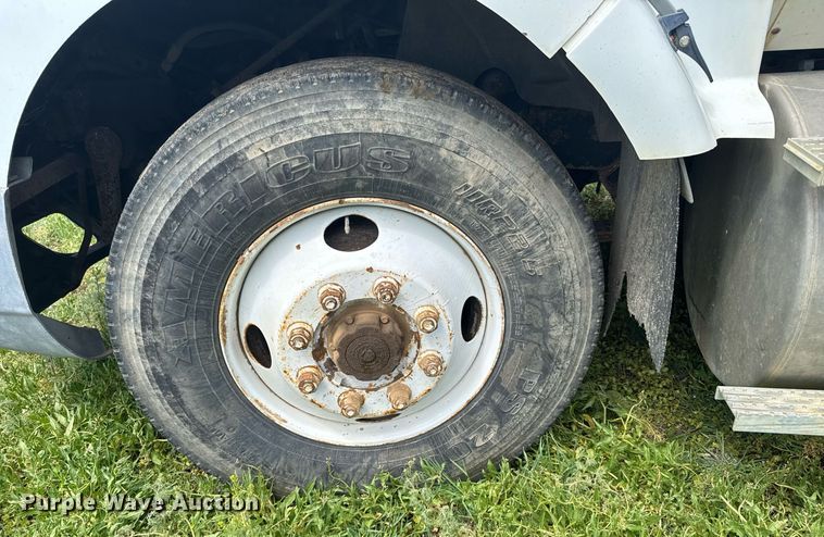 image for item EG6396 1993 International 9400 semi truck