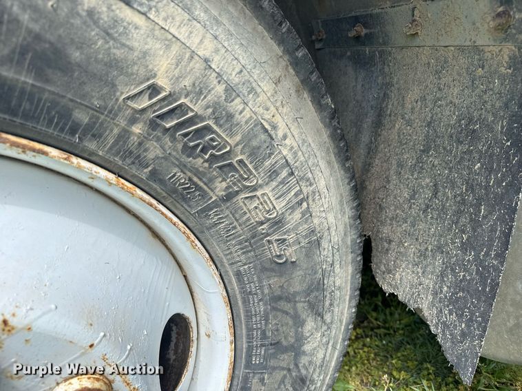 image for item EG6396 1993 International 9400 semi truck