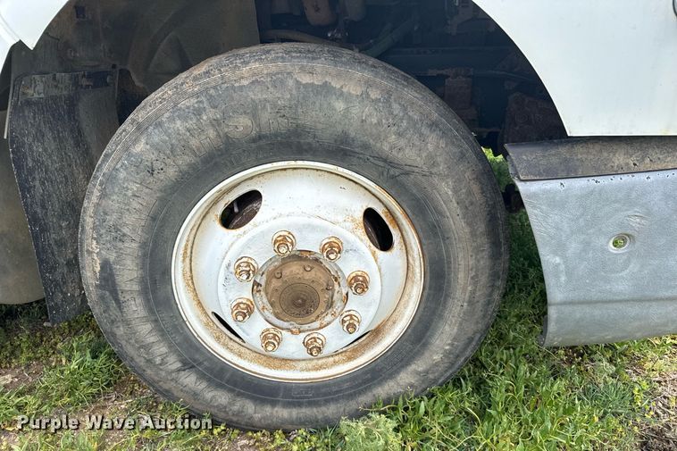 image for item EG6396 1993 International 9400 semi truck