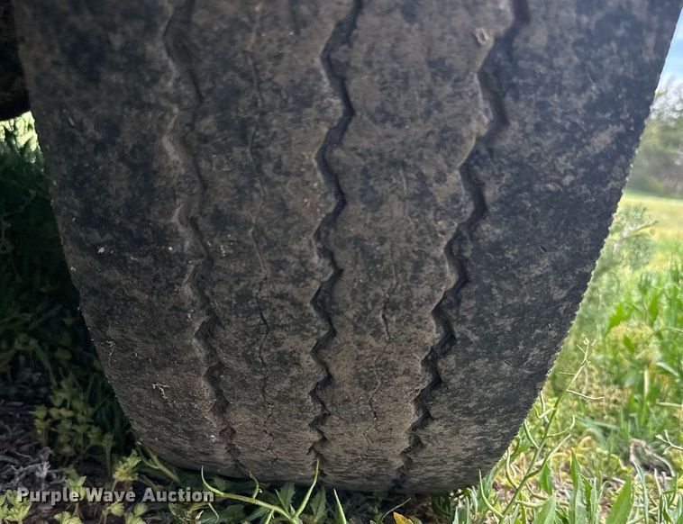 image for item EG6396 1993 International 9400 semi truck