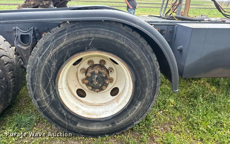 image for item EG6396 1993 International 9400 semi truck