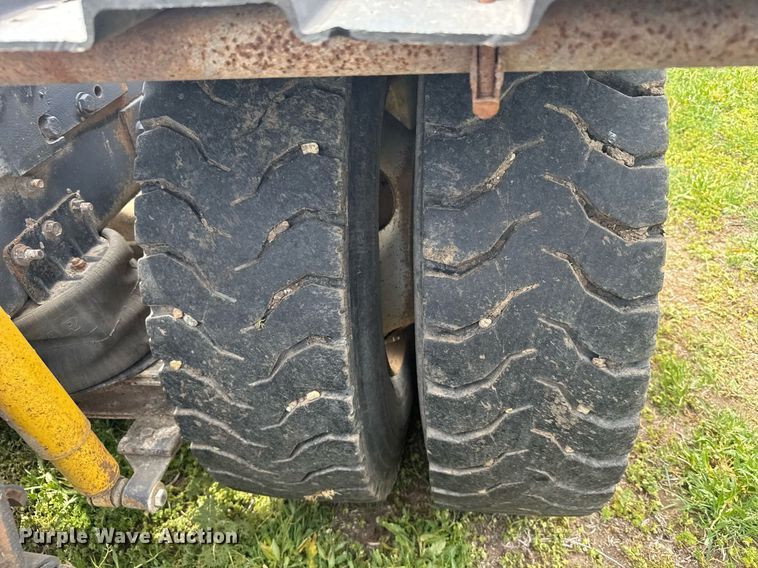 image for item EG6396 1993 International 9400 semi truck