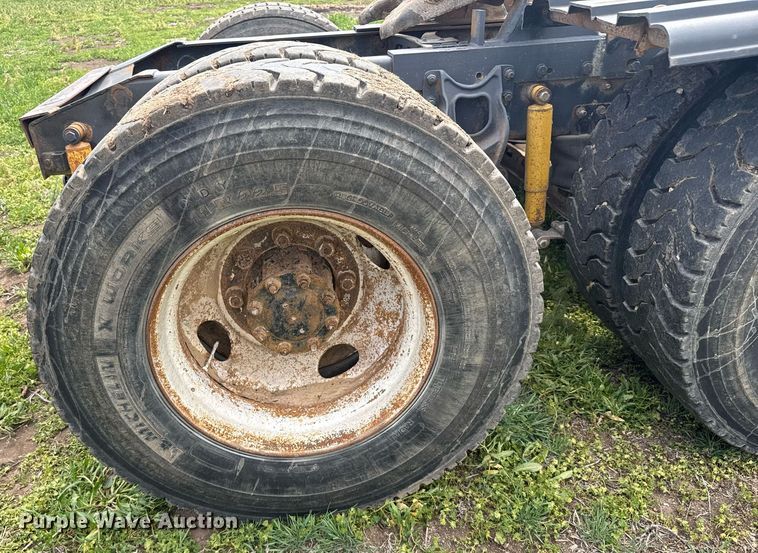 image for item EG6396 1993 International 9400 semi truck