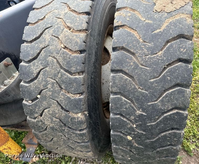 image for item EG6396 1993 International 9400 semi truck