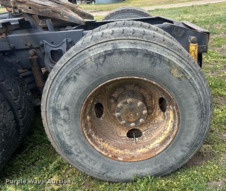 image for item EG6396 1993 International 9400 semi truck