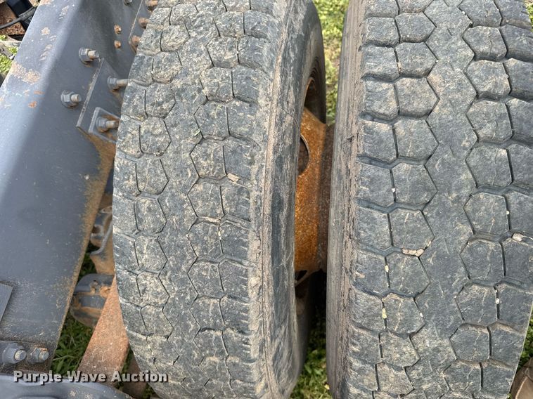 image for item EG6396 1993 International 9400 semi truck