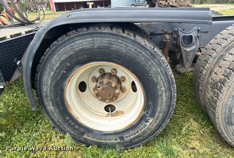 image for item EG6396 1993 International 9400 semi truck