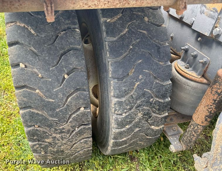 image for item EG6396 1993 International 9400 semi truck