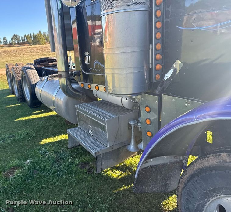 image for item EG6406 1995 Peterbilt 379 semi truck