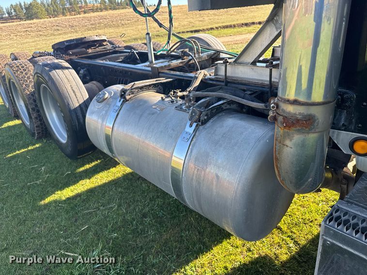 image for item EG6406 1995 Peterbilt 379 semi truck