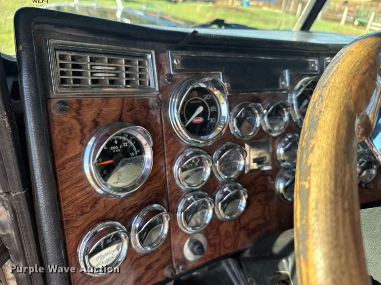 image for item EG6406 1995 Peterbilt 379 semi truck