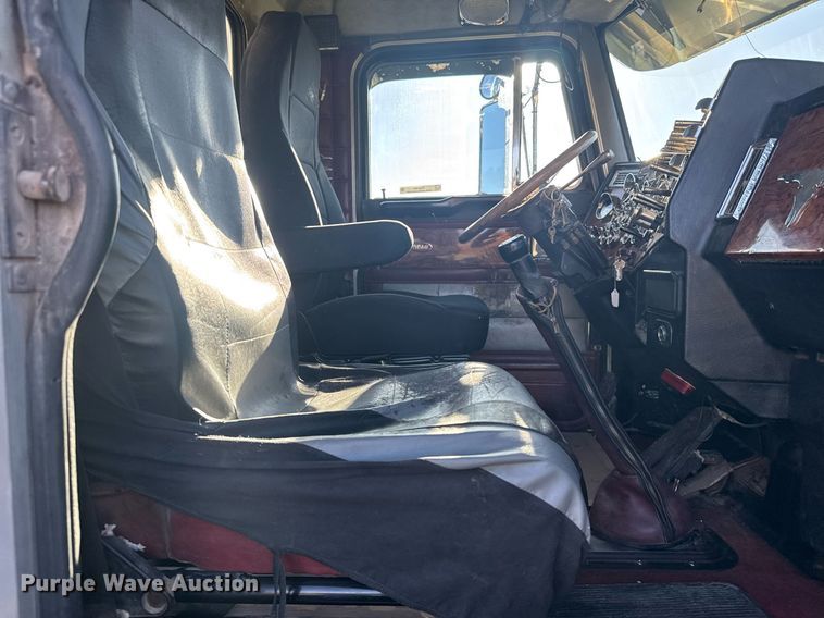 image for item EG6406 1995 Peterbilt 379 semi truck