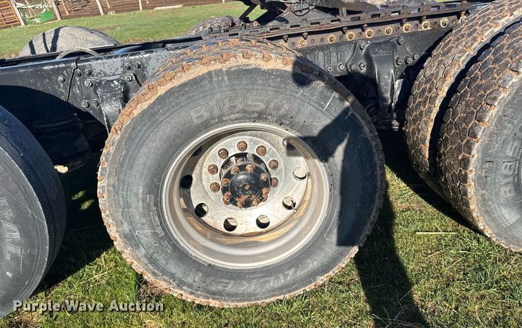 image for item EG6406 1995 Peterbilt 379 semi truck