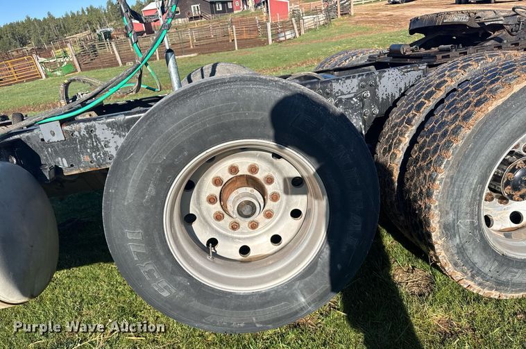 image for item EG6406 1995 Peterbilt 379 semi truck