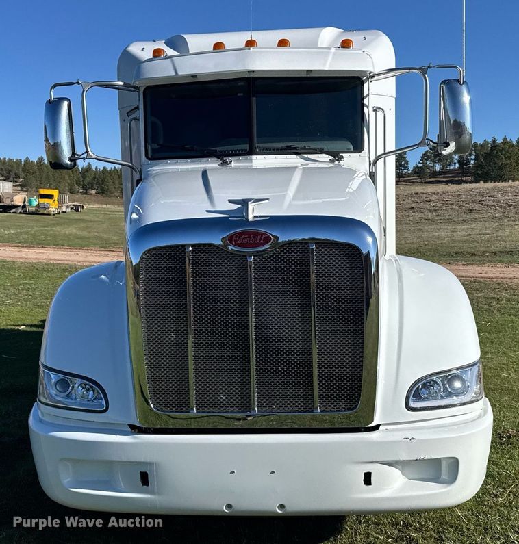 image for item EG6407 2011 Peterbilt 386 semi truck