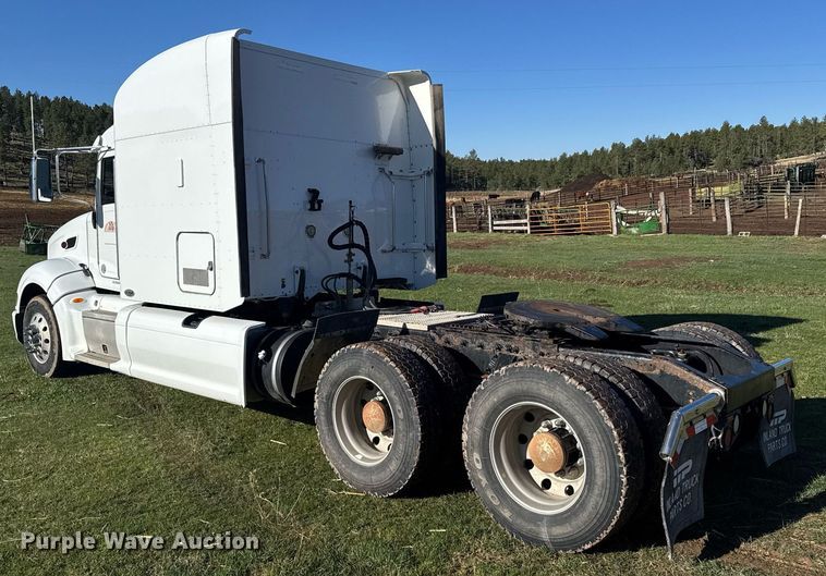 image for item EG6407 2011 Peterbilt 386 semi truck