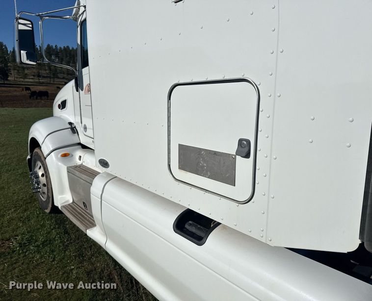 image for item EG6407 2011 Peterbilt 386 semi truck