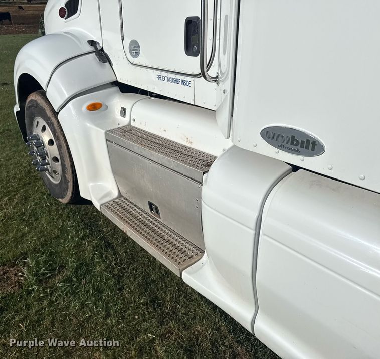 image for item EG6407 2011 Peterbilt 386 semi truck