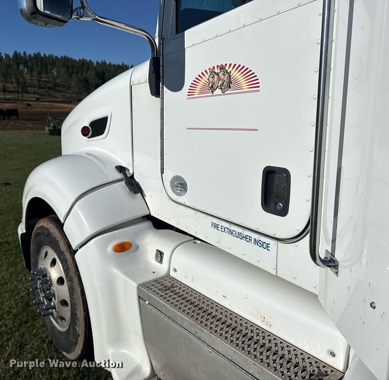 image for item EG6407 2011 Peterbilt 386 semi truck