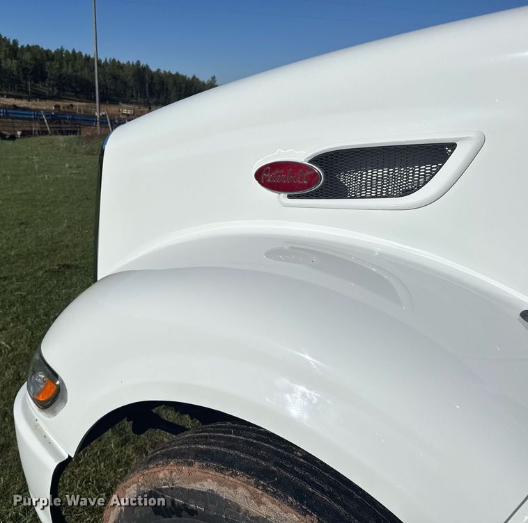 image for item EG6407 2011 Peterbilt 386 semi truck