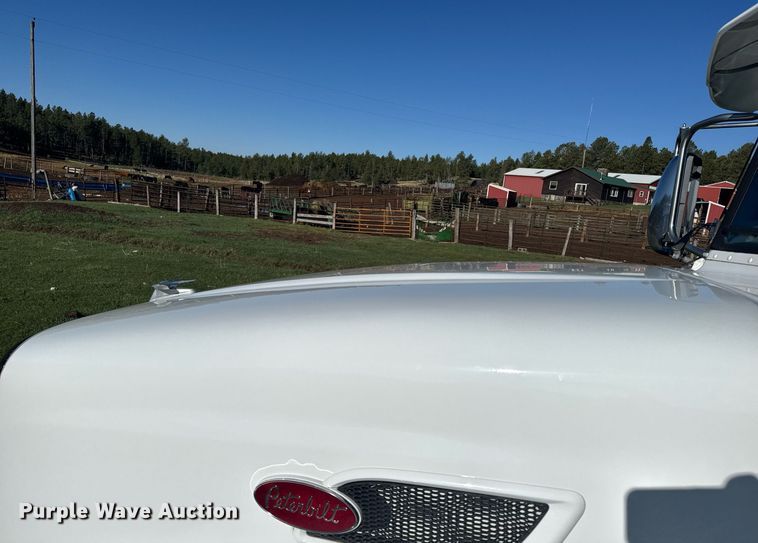 image for item EG6407 2011 Peterbilt 386 semi truck