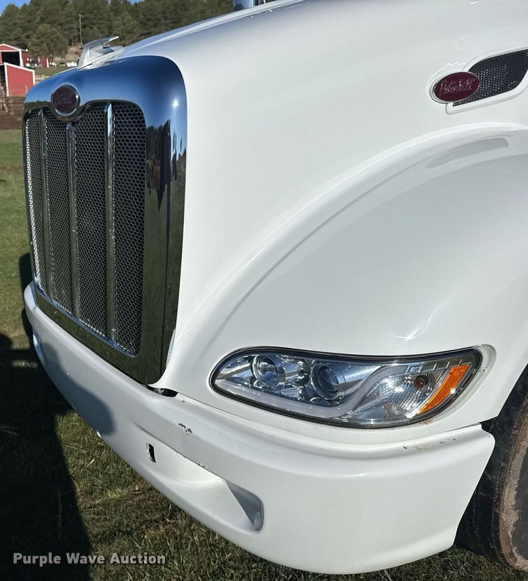 image for item EG6407 2011 Peterbilt 386 semi truck