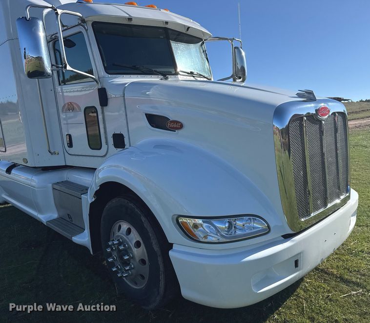 image for item EG6407 2011 Peterbilt 386 semi truck